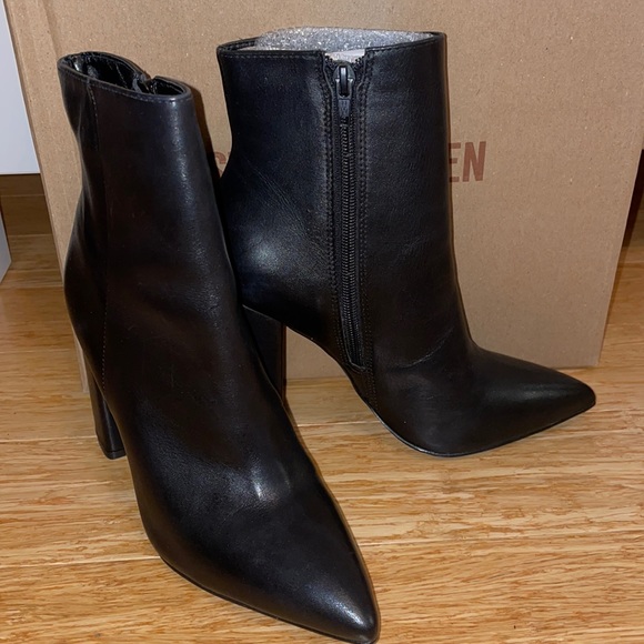 Steve Madden leather booties. Size 6. NEW - Picture 1 of 4